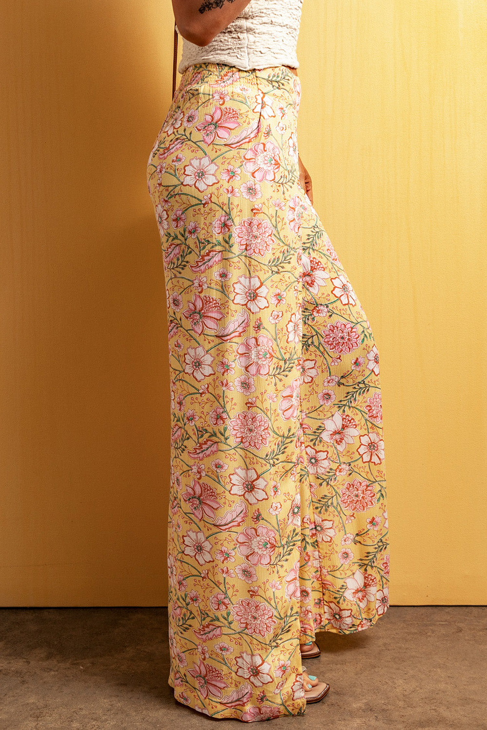 Rumene široke hlače z visokimi razporki s cvetličnim vzorcem