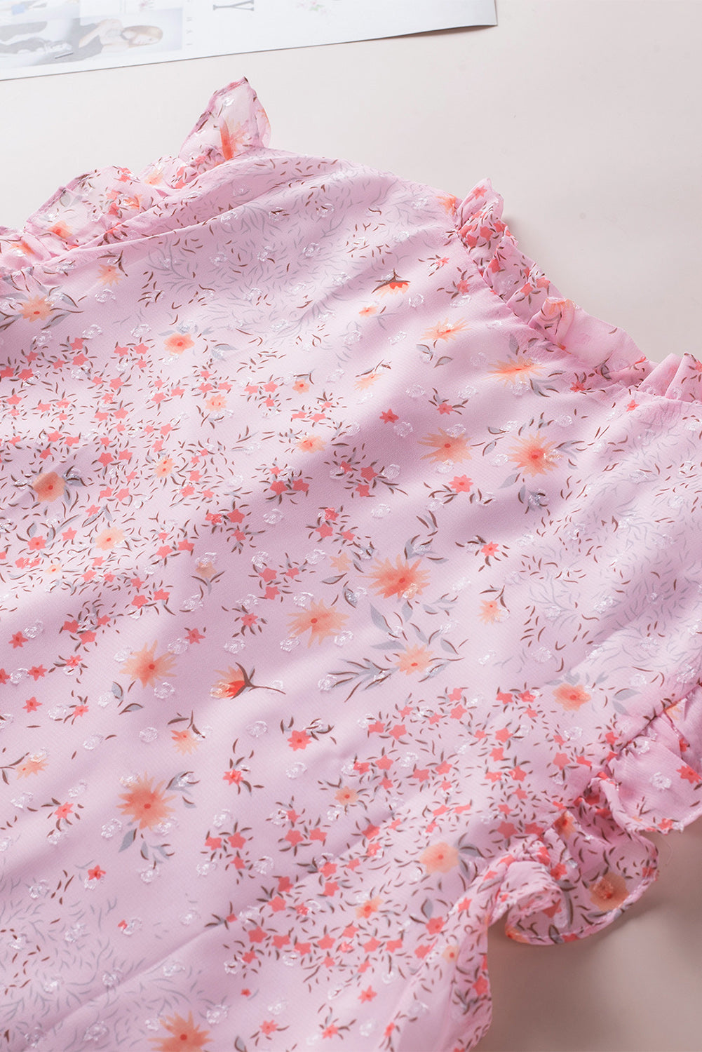 Haut sans manches rose à imprimé floral avec cordon de serrage et bordure à volants