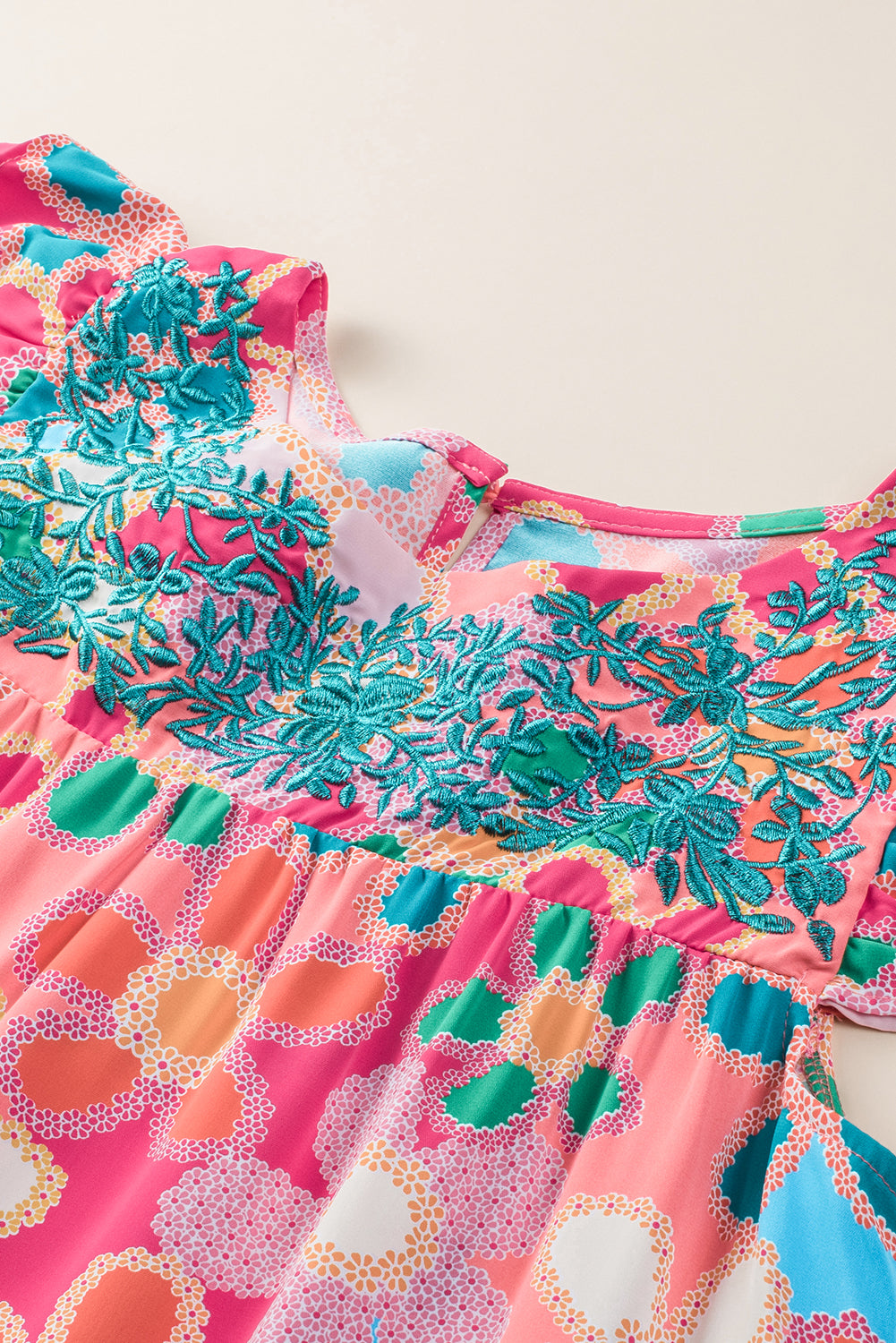 Mehrfarbiges, kurzärmliges, geblümtes Babydoll-Kleid mit Rüschen