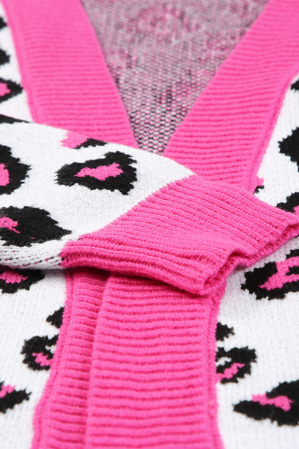 Cardigan long tricoté à bordure côtelée et imprimé léopard rose, ouvert sur le devant