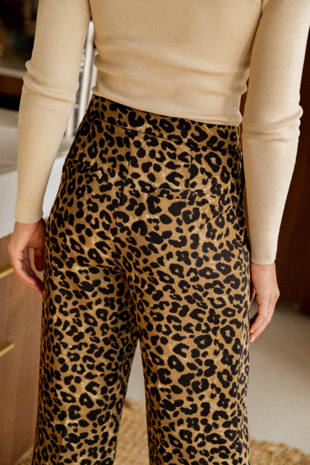 Pantaloni a gamba larga con stampa animalier leopardata
