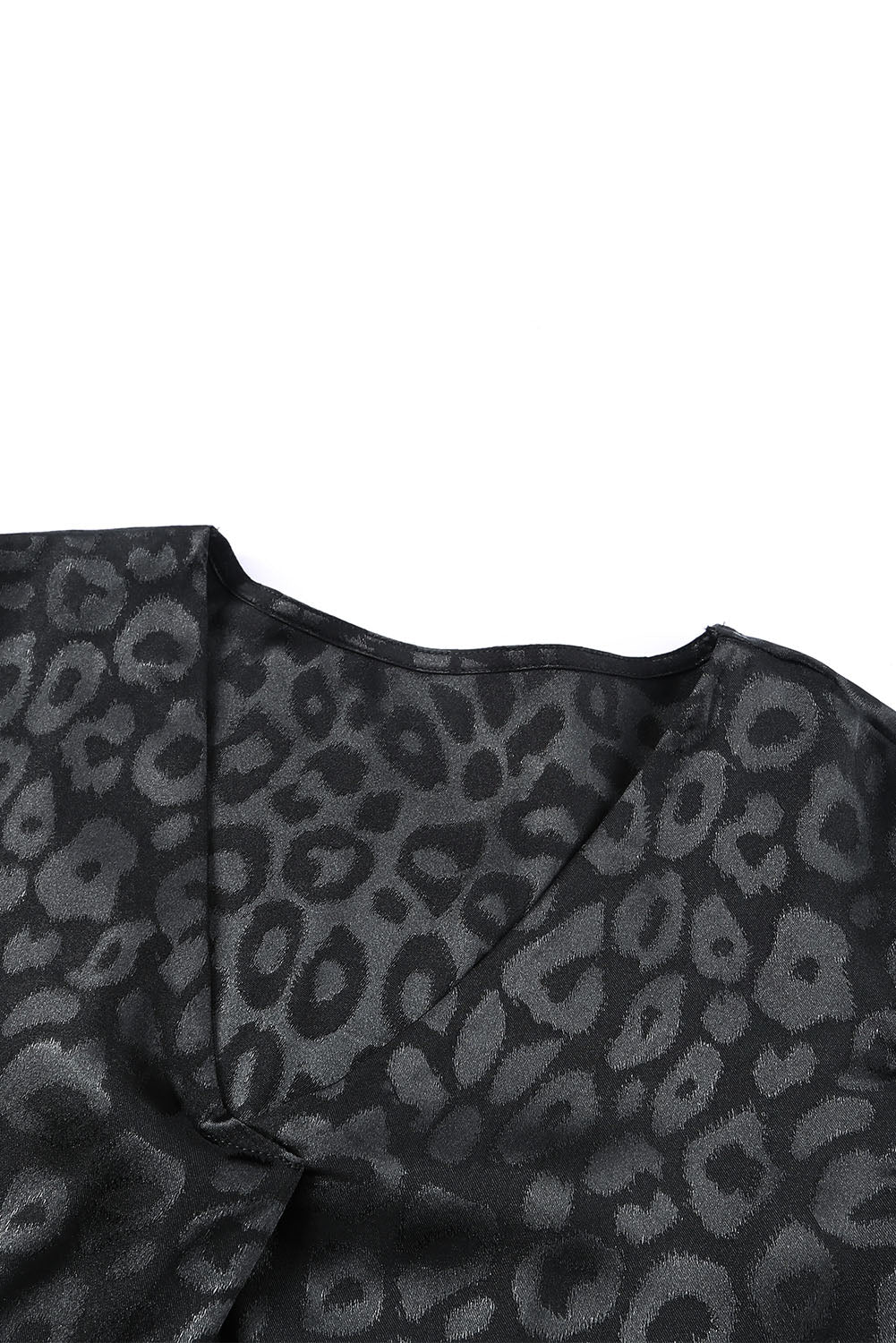 Crna bluza s leopard uzorkom s V izrezom