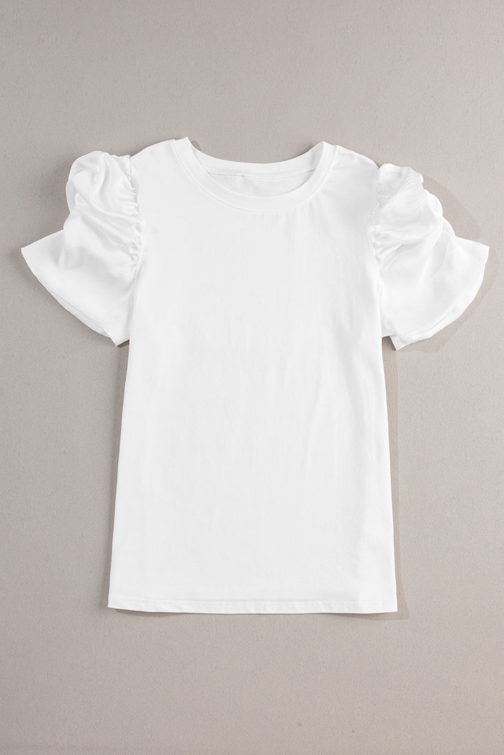 Weißes, gerüschtes T-Shirt mit Rundhalsausschnitt und Puffärmeln