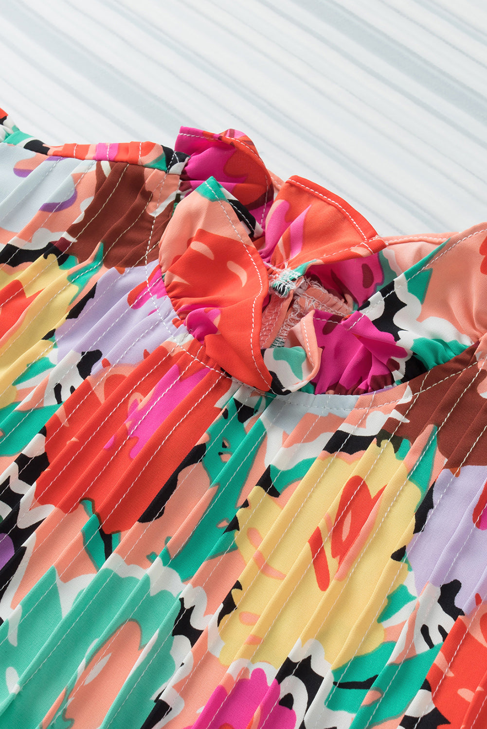 Mehrfarbige, plissierte Bluse mit abstraktem Blumendruck und Rüschenkragen