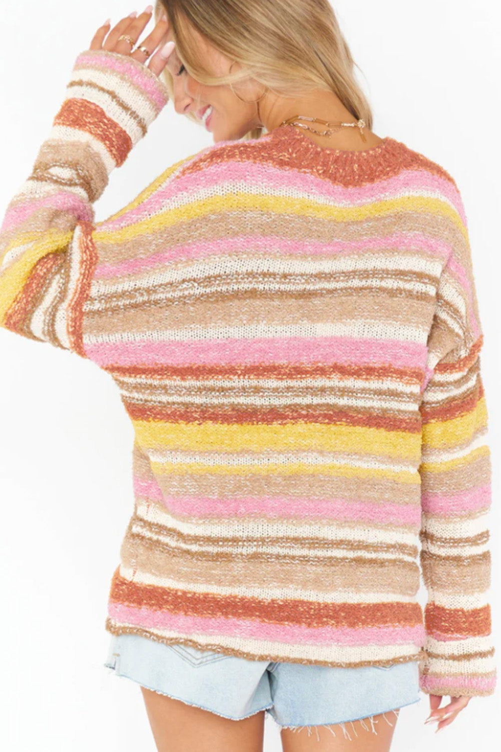 Večbarvni črtasti pleten pulover na spuščena ramena