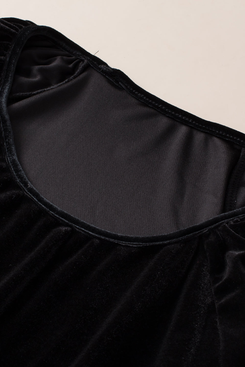 Žametna majica velike velikosti z napihnjenimi rokavi in ​​okrašenimi črnimi biseri
