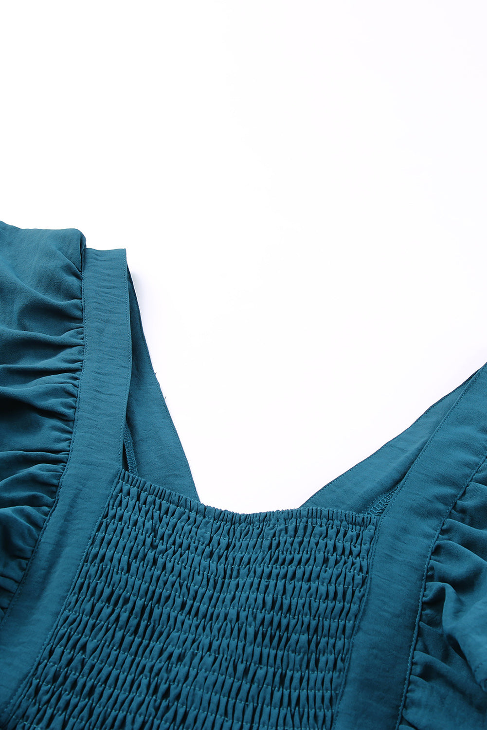 Blaues, gerüschtes Minikleid mit V-Ausschnitt und gesmoktem Rücken