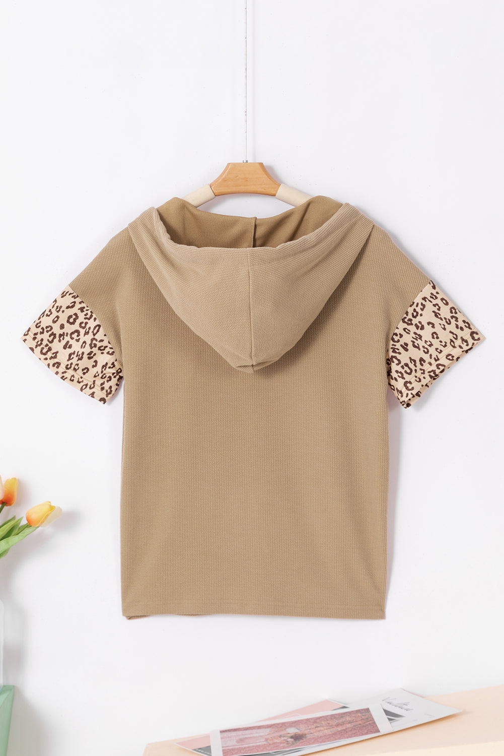 Khakifarbenes Leoparden-Patchwork-T-Shirt mit Kordelzug und Kapuze