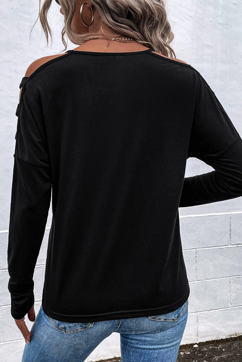 Crna majica dugih rukava s hladnim izrezima na ramenima