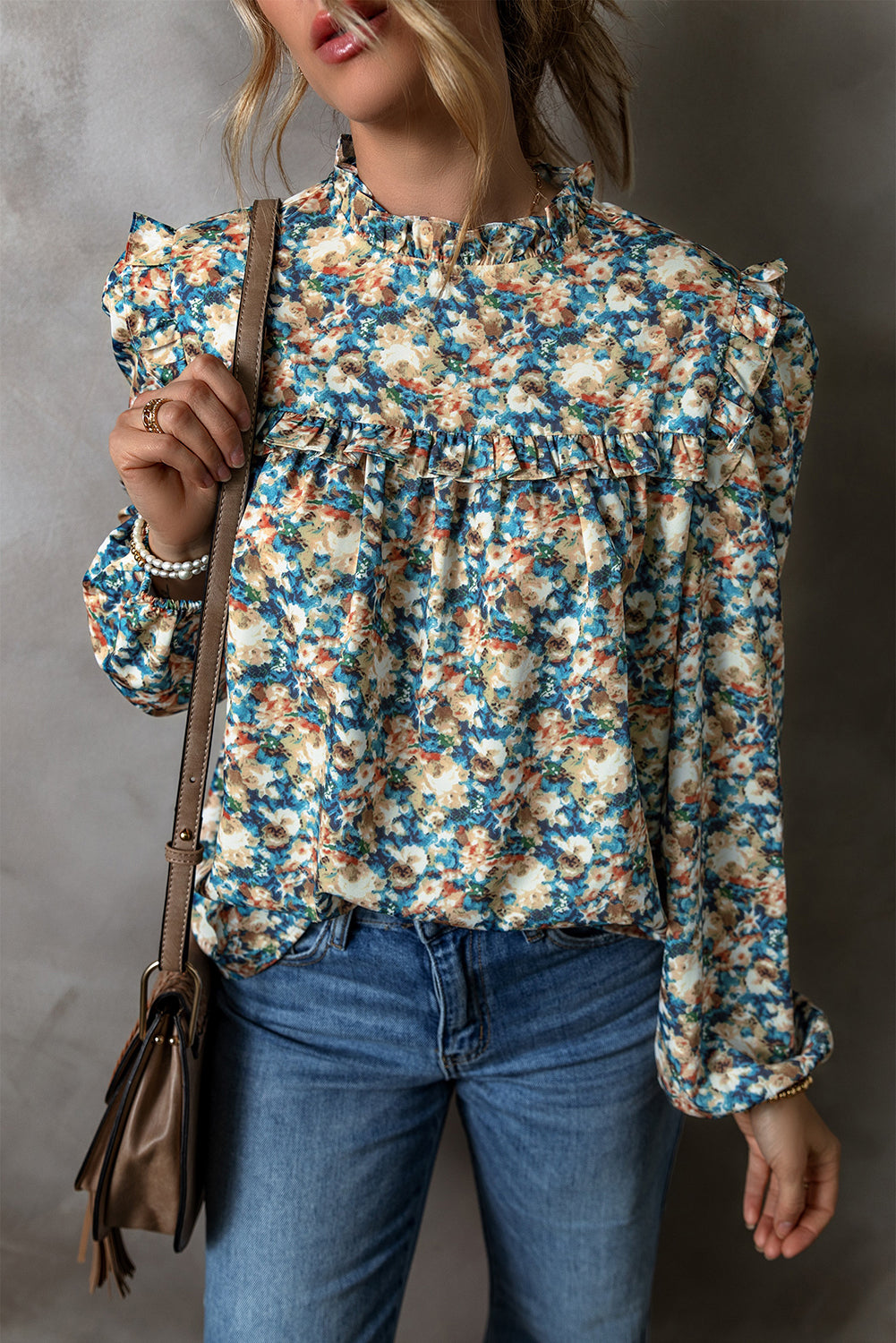 Blouse bleu ciel à manches bouffantes et col montant à volants et imprimé floral