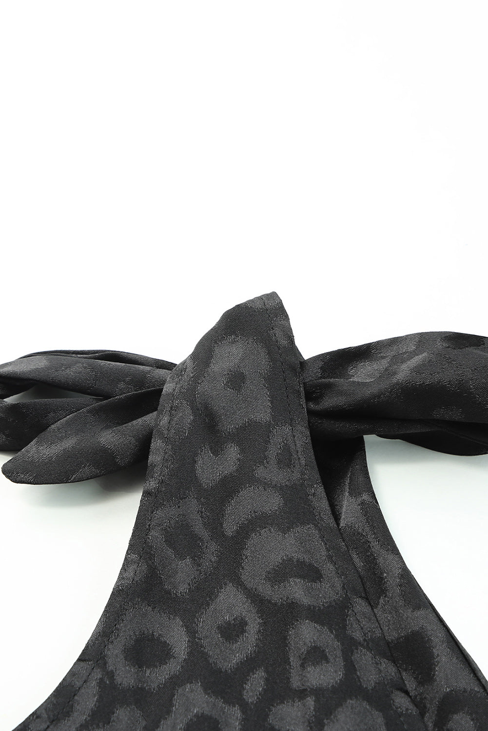 Črni satenasti bodi z leopardjim vzorcem in zavezovanjem na ramenih z v-izrezom