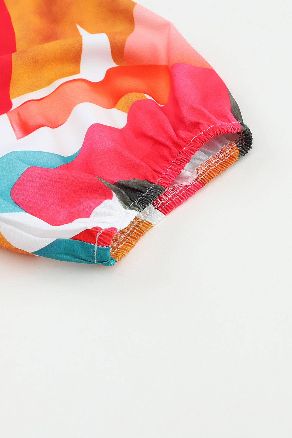Večbarvna bluza s kratkimi rokavi in ​​abstraktnim potiskom s kvadratnim ovratnikom
