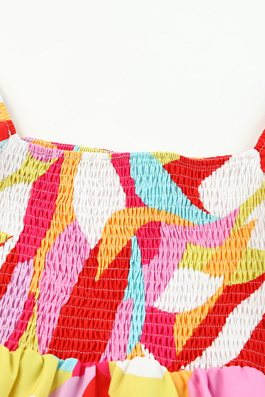 Gesmoktes Babydoll-Minikleid mit mehrfarbigem geometrischem Print