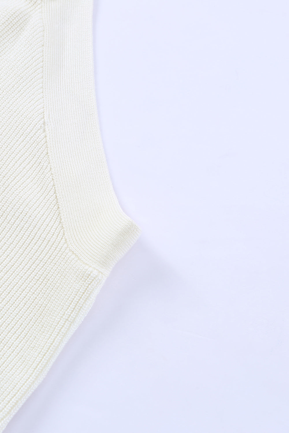 Bijela rebrasta pletena majica s izrezom s halterima