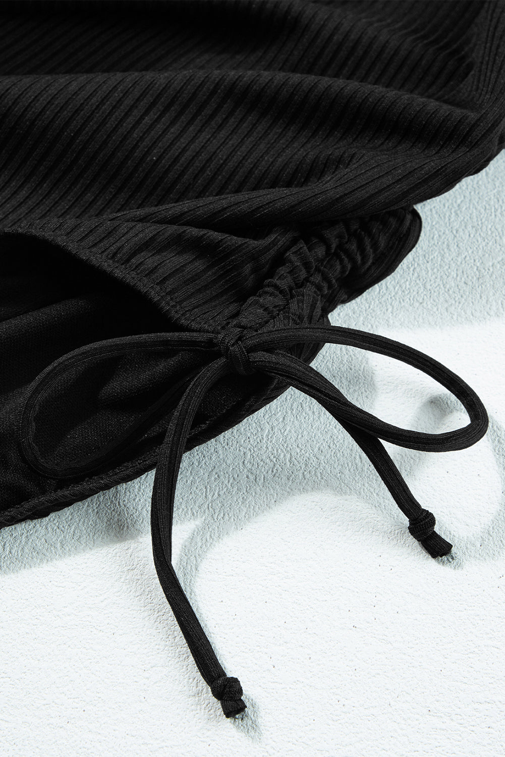 Crni jednodijelni kupaći kostim s rebrastim izrezom sa strane