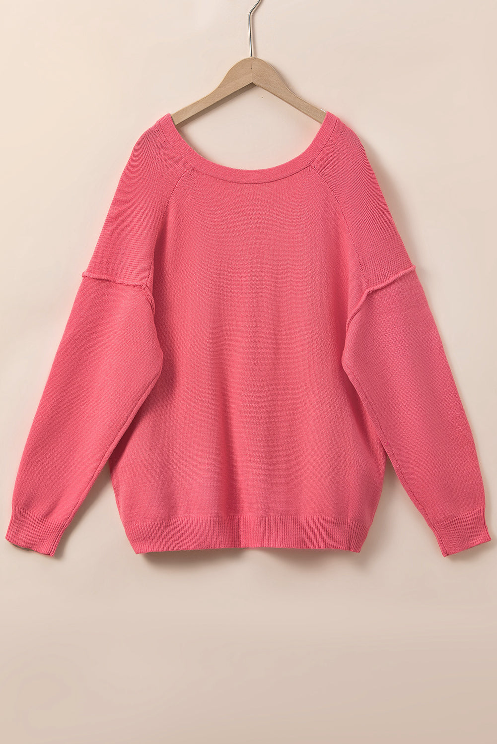 Ružičasti pulover s V izrezom spuštenih ramena veće veličine