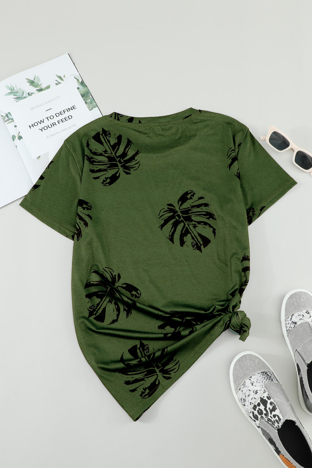 T-shirt vert à col rond imprimé plantes tropicales