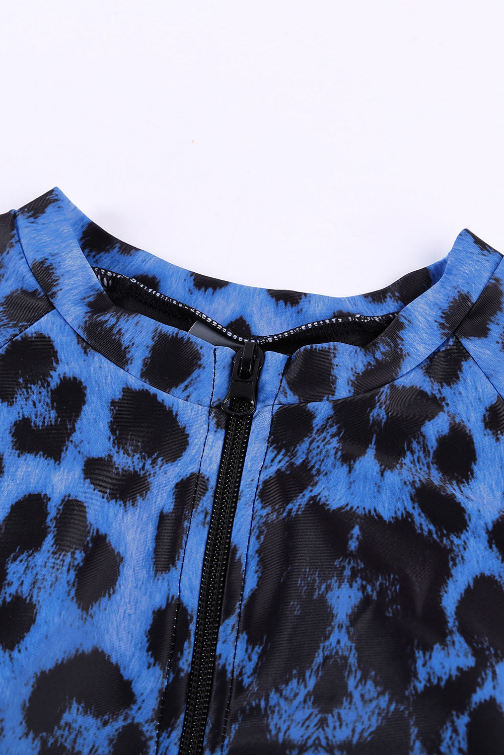 Maillot de bain rashguard bleu à imprimé léopard et découpes et fermeture éclair