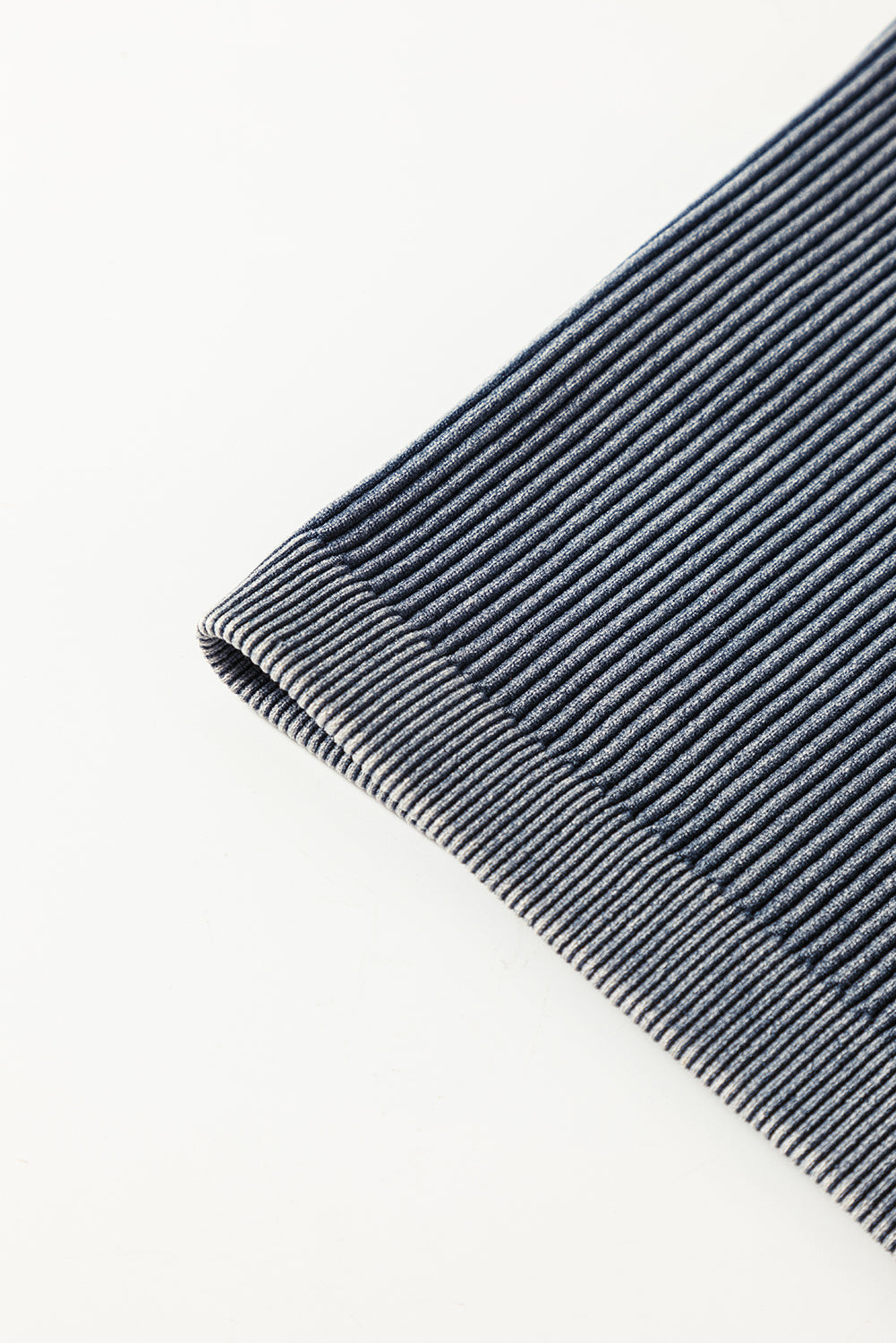 Ogljikovo siva mineralno prana majica z rebrastim V-izrezom