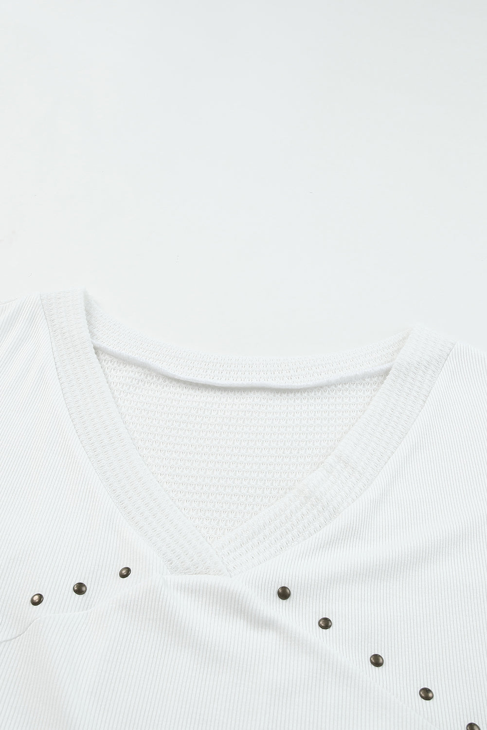 Crna kontrastna pletena bluza s V izrezom s nitnama