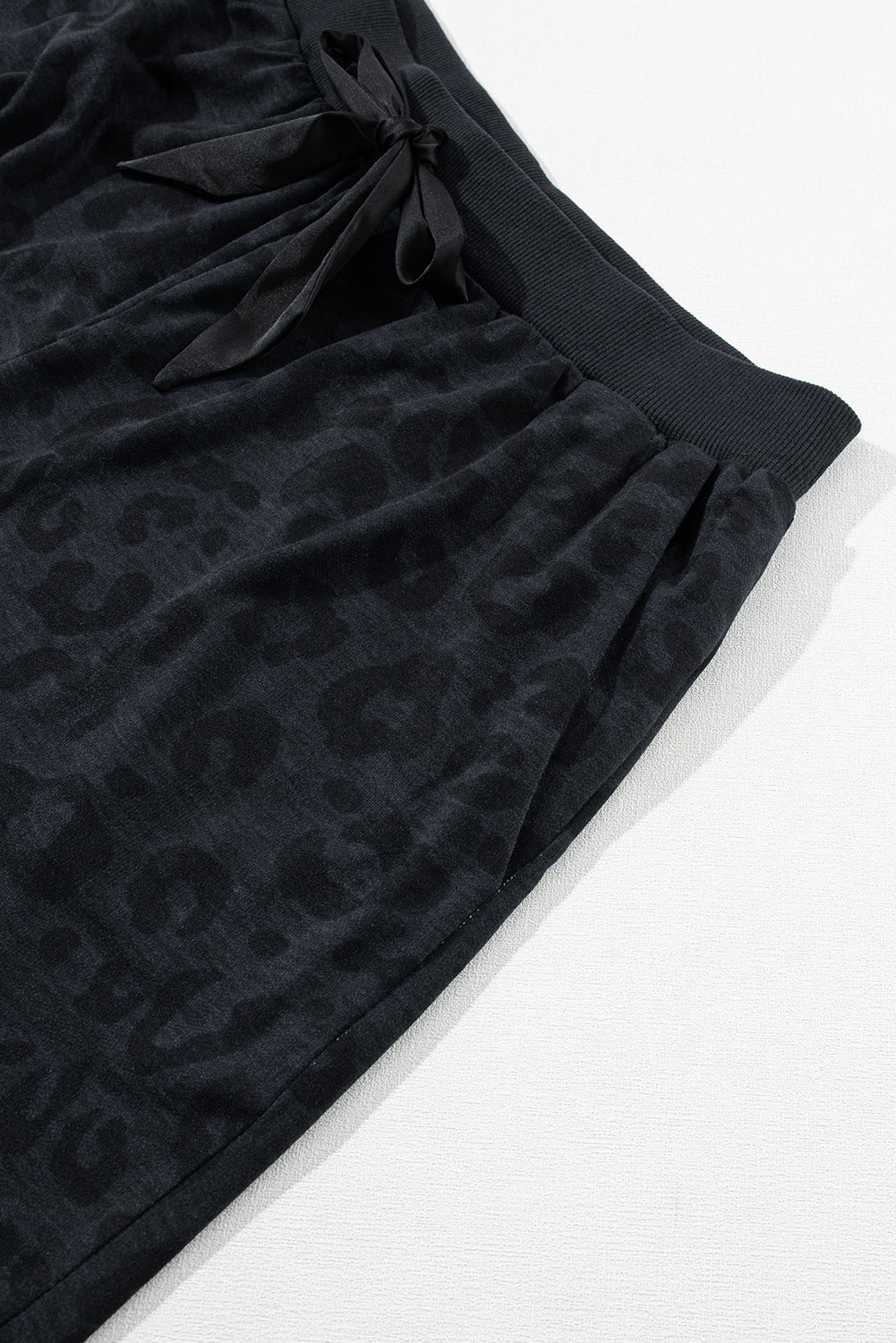 Zweiteiliges Set mit grau bedruckten Leoparden-Langarm-Satin-Shorts zum Binden