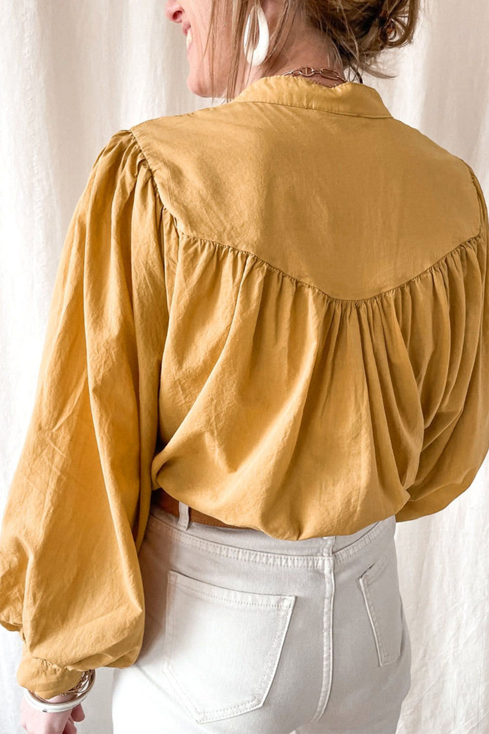 Rumena ohlapna srajca z nagubanimi rokavi