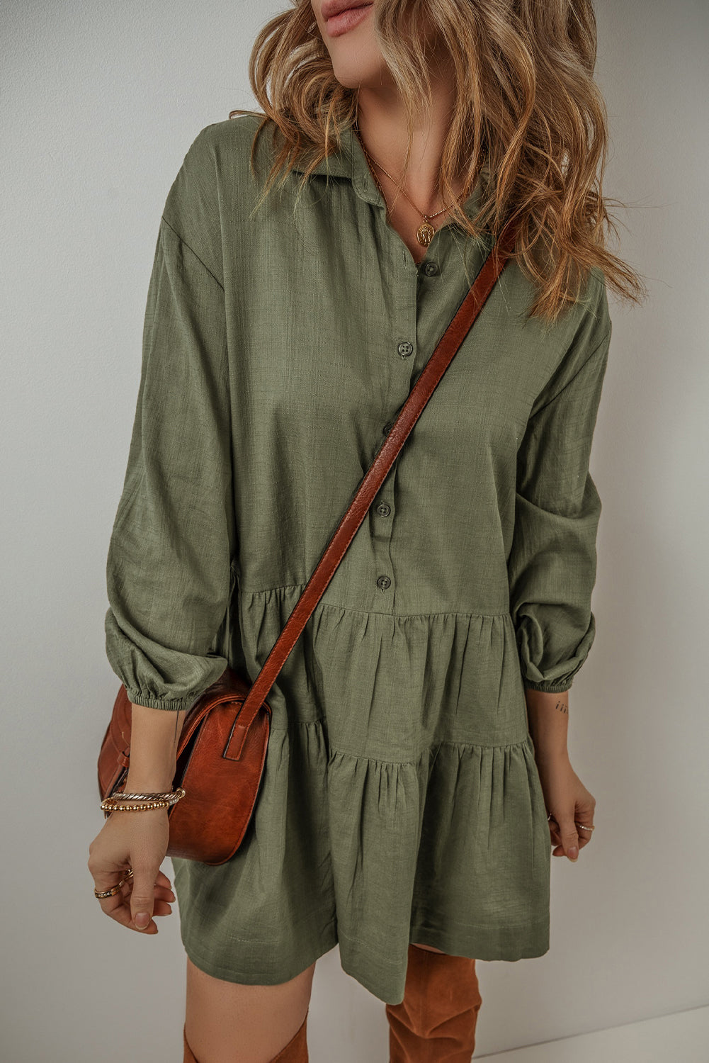 Mini-robe chemise plissée boutonnée à manches bouffantes et à plusieurs niveaux vert jungle