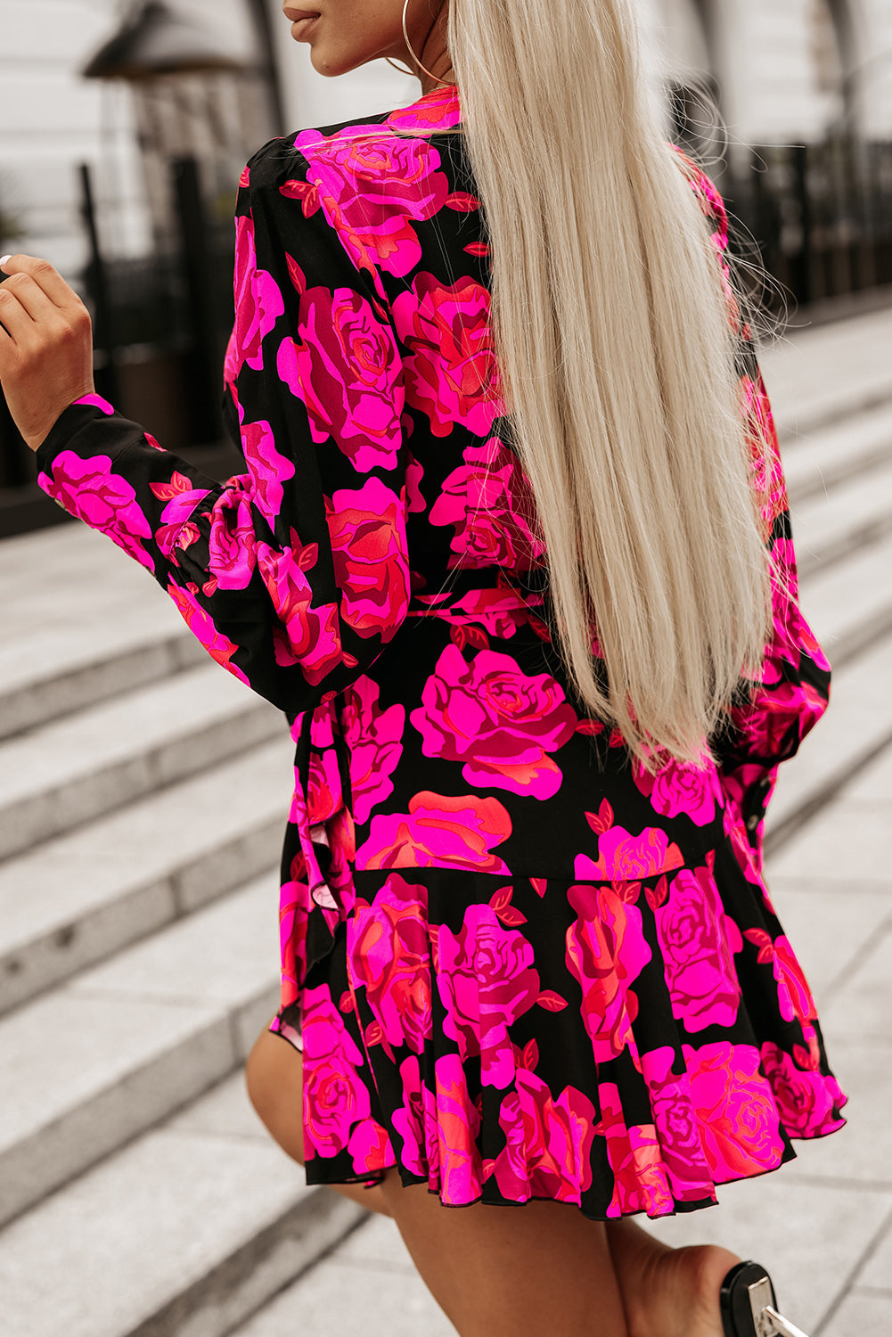 Mini haljina s ružičastim cvjetnim uzorkom s V izrezom i omotanim rukavima s volanima