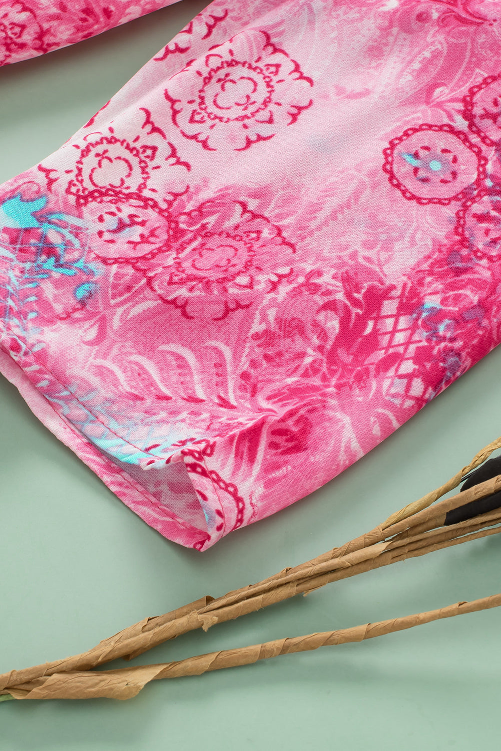 Rožnata baročna srajca z zavihki na zavihke s cvetličnim vzorcem