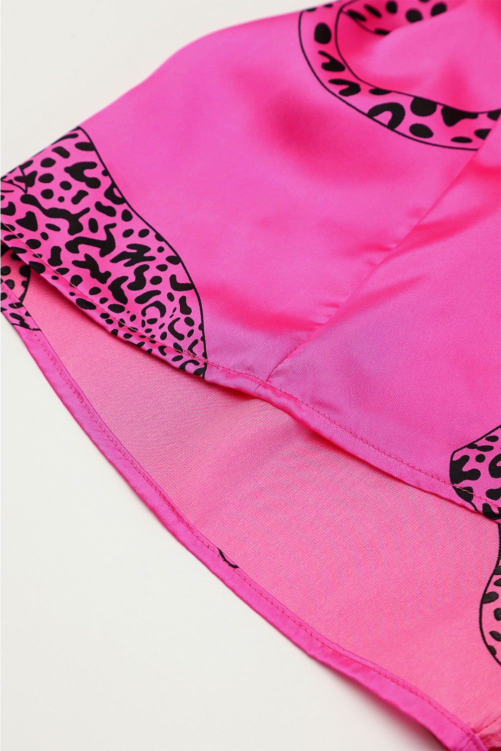 Mini abito camicia con maniche a campana con stampa ghepardo rosa rosso