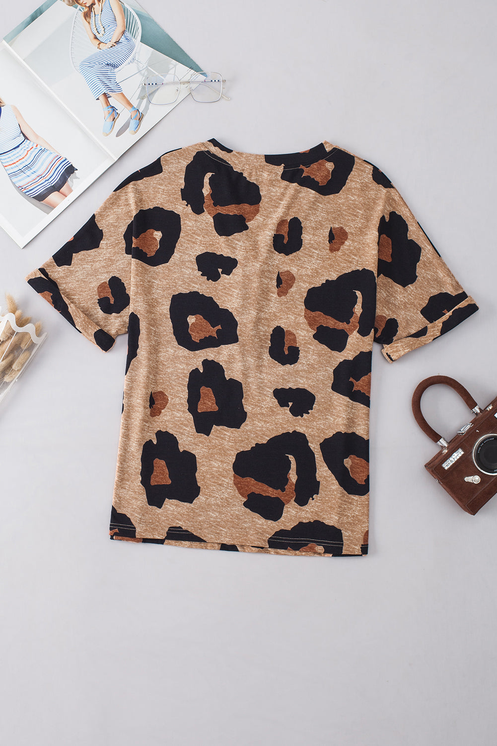 Svetla francoska bež majica s kratkimi rokavi v barvi leoparda in z gumbi z v-izrezom