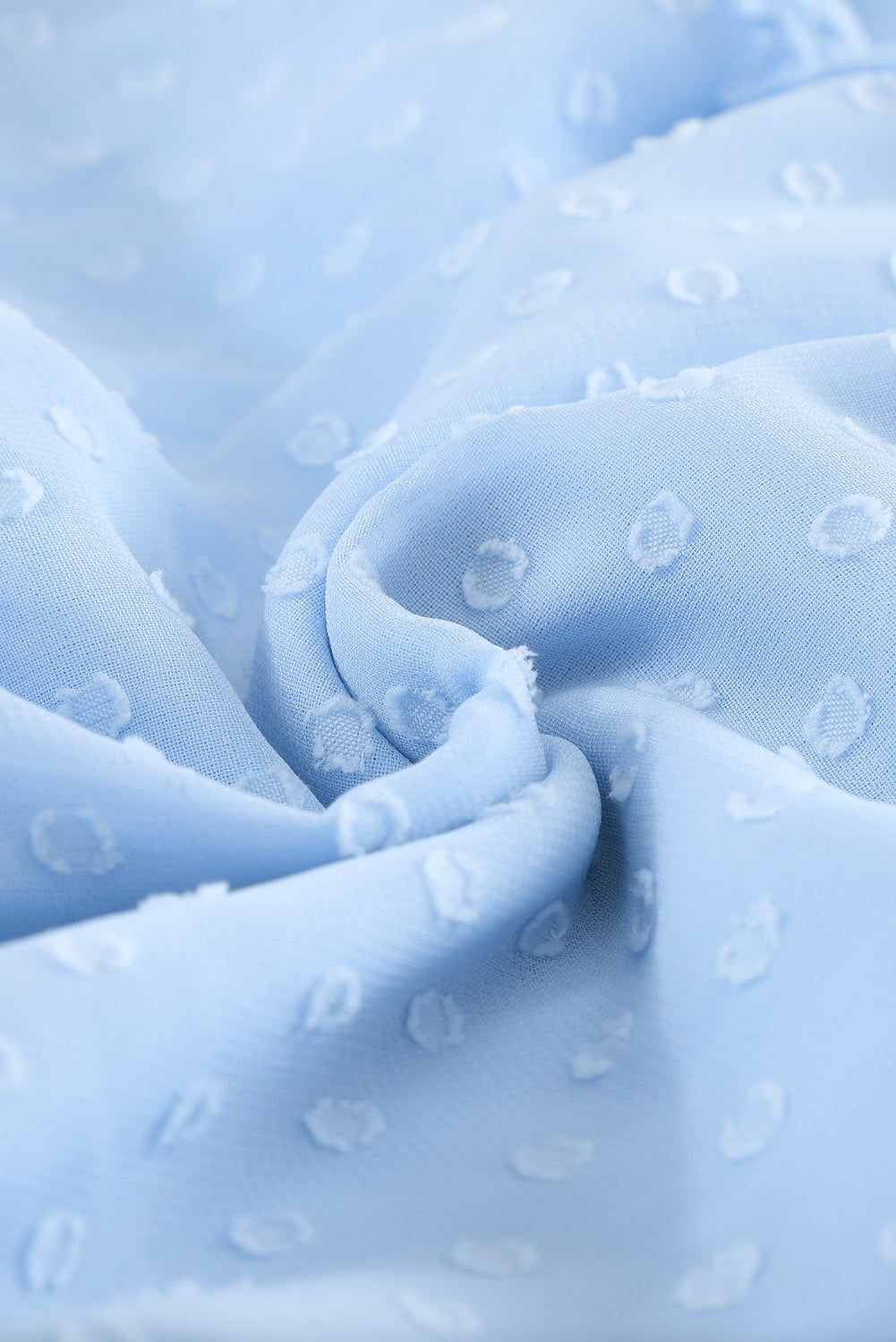 Nebesno modra večplastna mini obleka s švicarskimi pikami in naborki z odprtim hrbtom