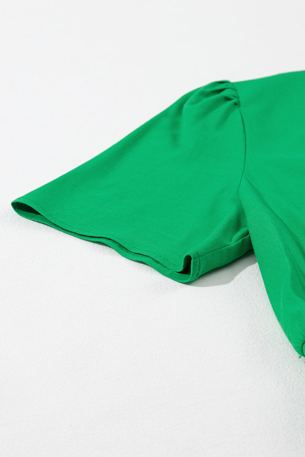 Hellgrüner, eleganter Jumpsuit mit V-Ausschnitt und Gürtel