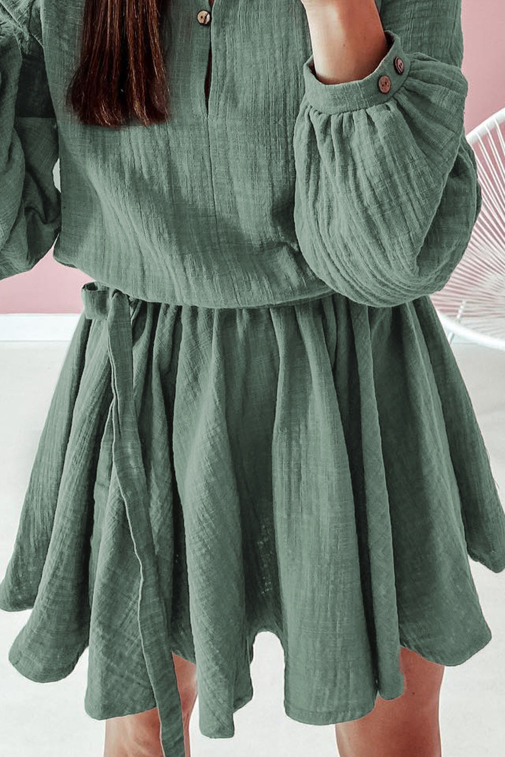 Mini-robe plissée ceinturée à manches bouffantes et col boutonné vert jungle