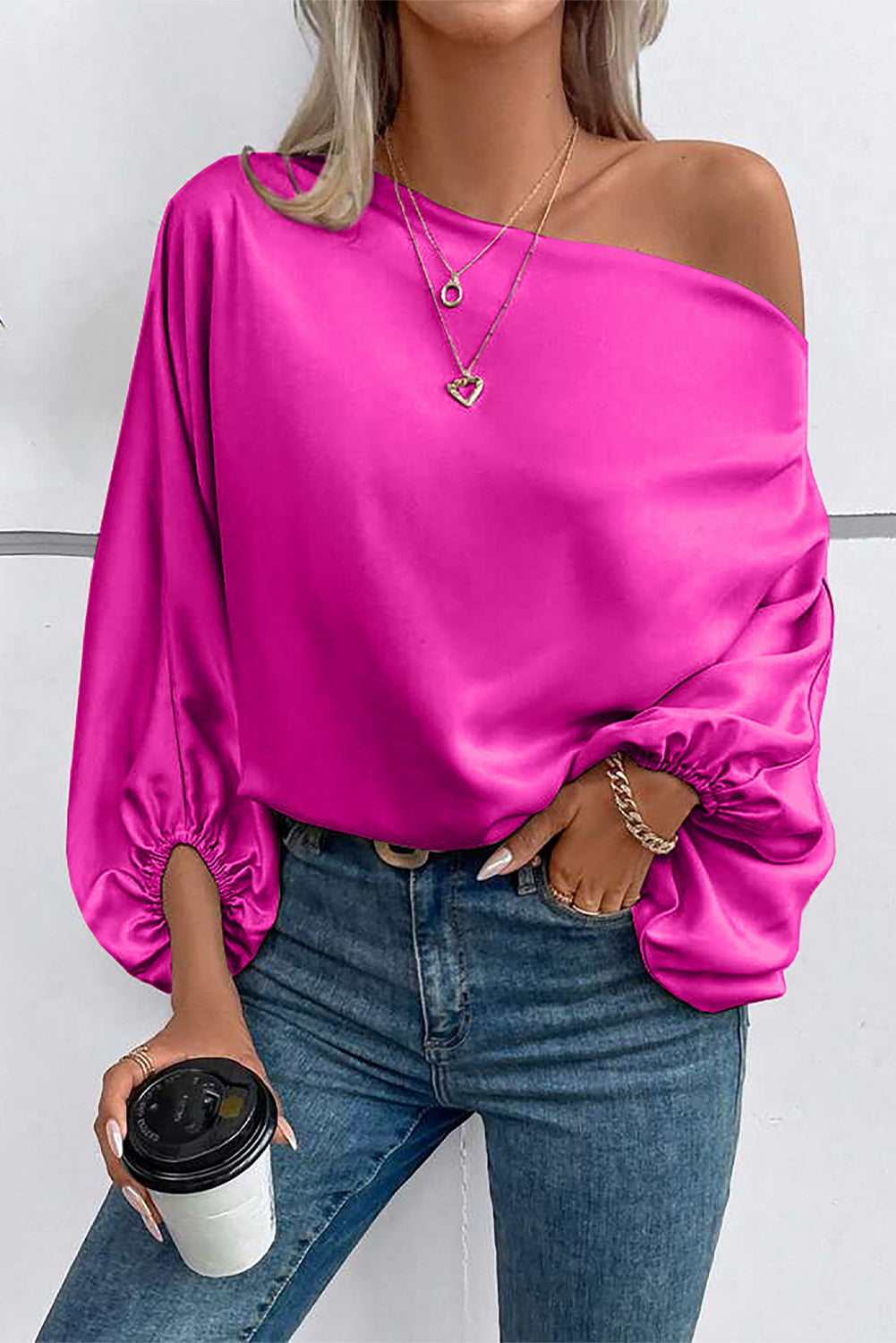 Jarko ružičasta satenska bluza s balon rukavima i asimetričnim vratom
