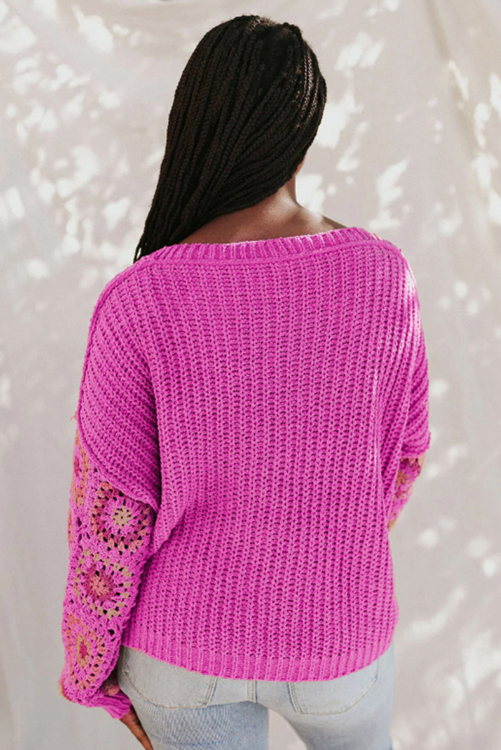 Kvačkani pleteni pulover z v-izrezom z rožnatim cvetjem