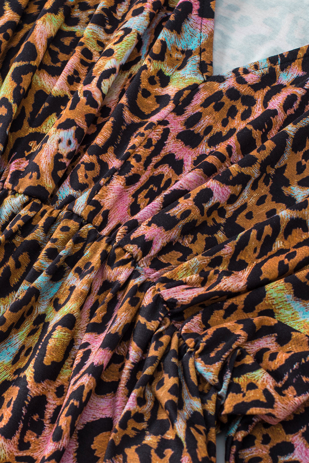 Blouse blanche à imprimé léopard à manches larges et ourlet péplum