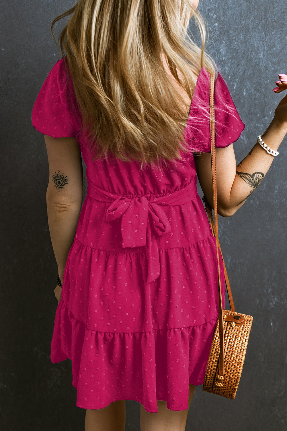 Ružičastocrvena švicarska točkasta jacquard haljina s puf rukavima na više razina
