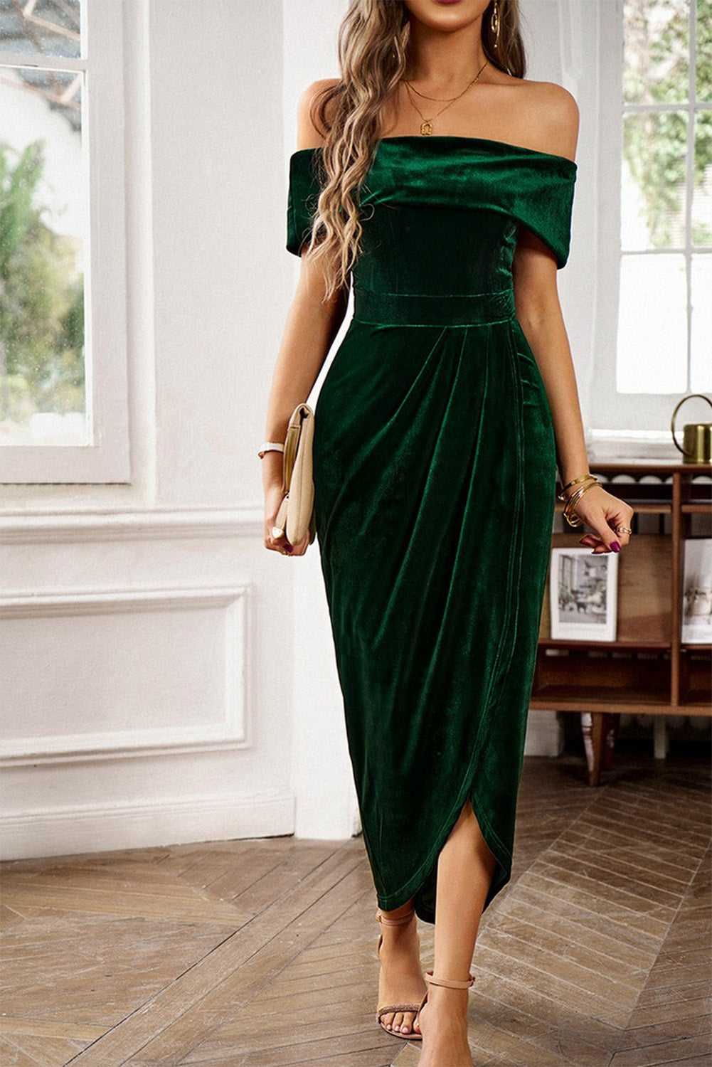 Crnkasto zelena baršunasta večernja haljina s otvorenim ramenima na preklop