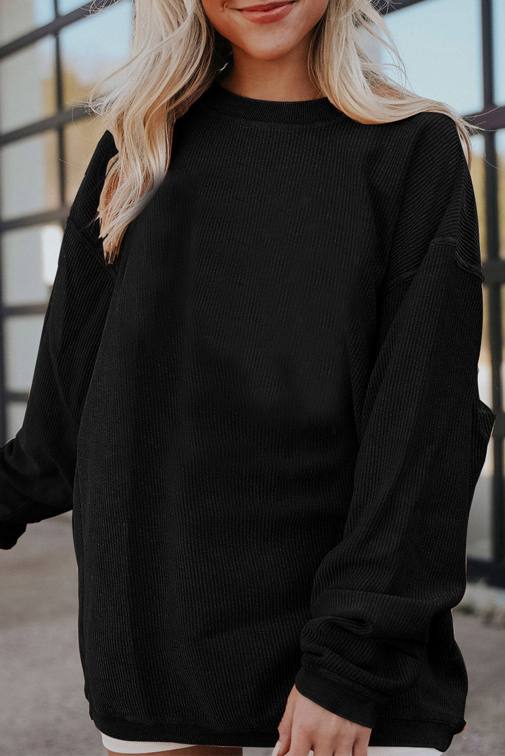 Črn rebrast pulover z vrvicami