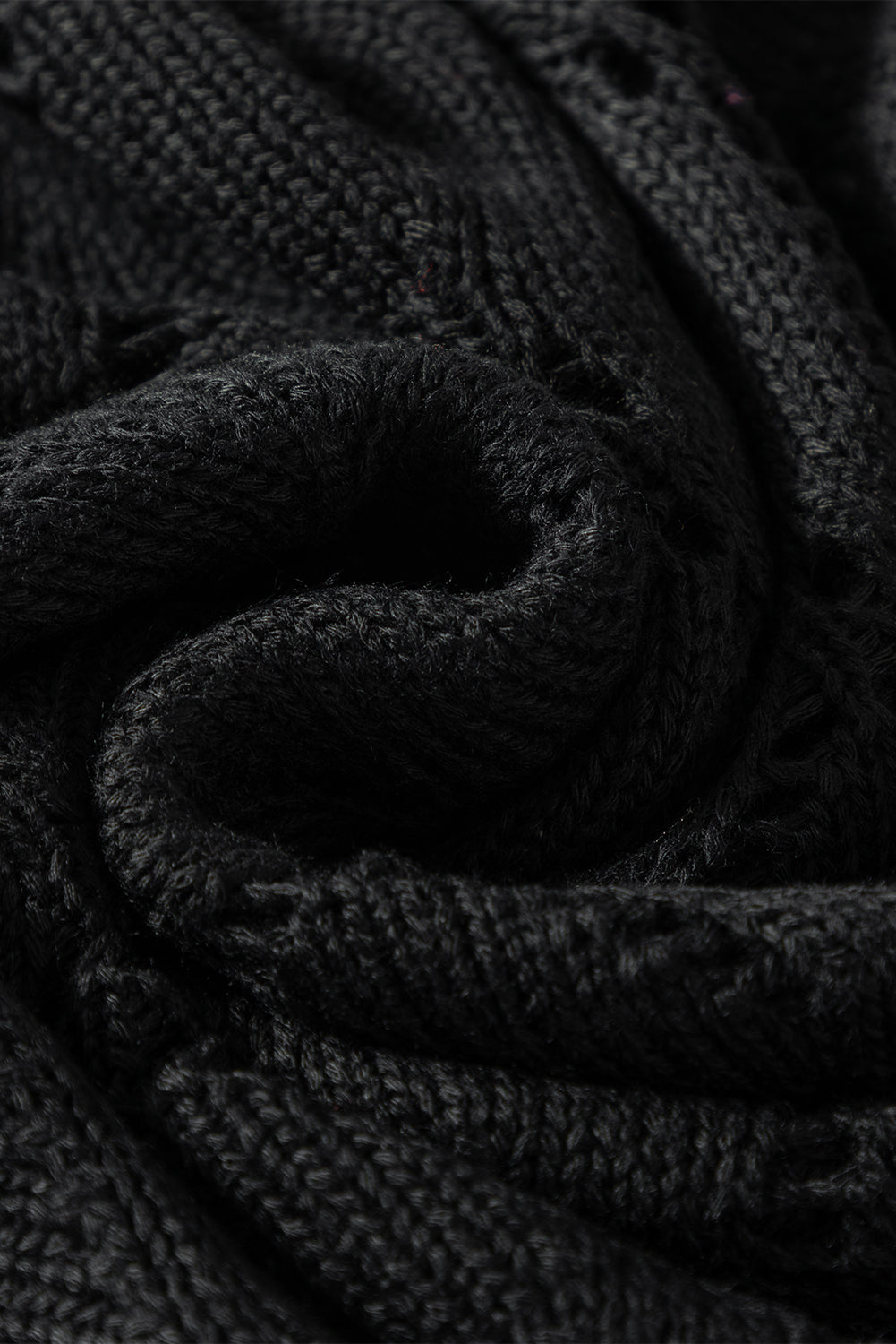 Crni elegantni pulover s pletenim rombovim rukavima