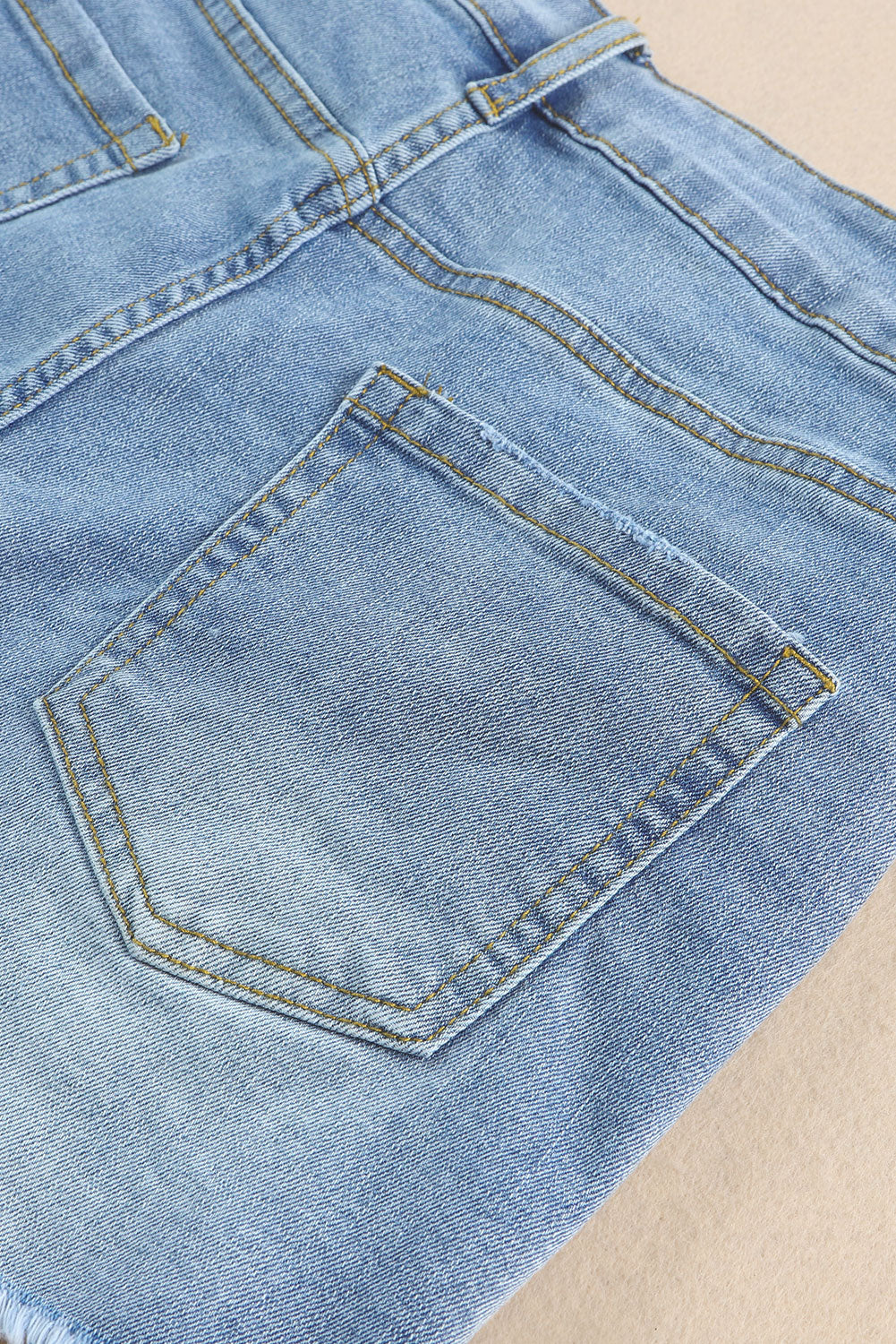 Nebesno modre kratke hlače iz džinsa s pletenim vložkom iz surovega roba