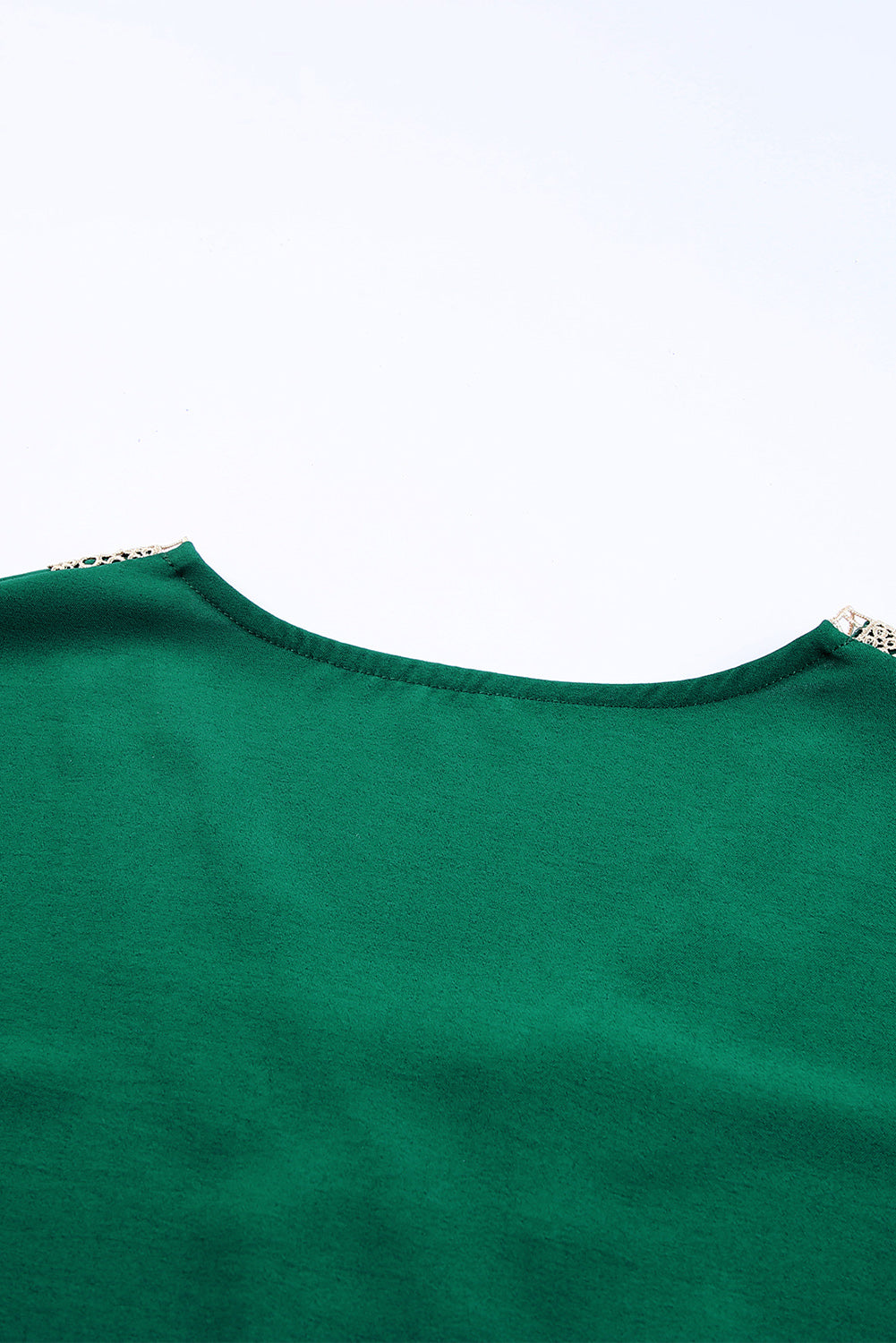 Zelena bluza s V izrezom i kratkim rukavima s čipkom