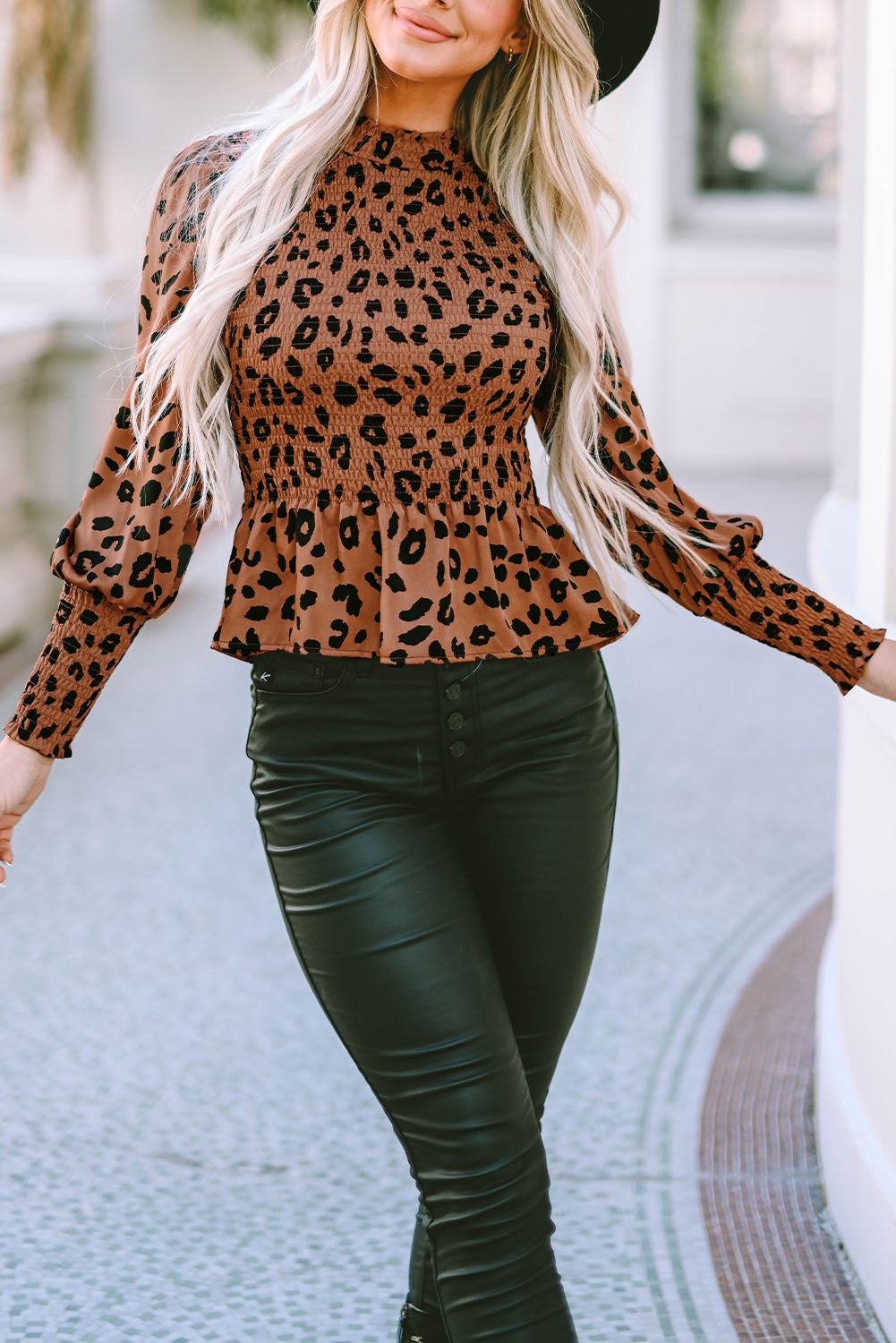 Rjava majica z napihnjenimi rokavi v obliki leoparda in peplum