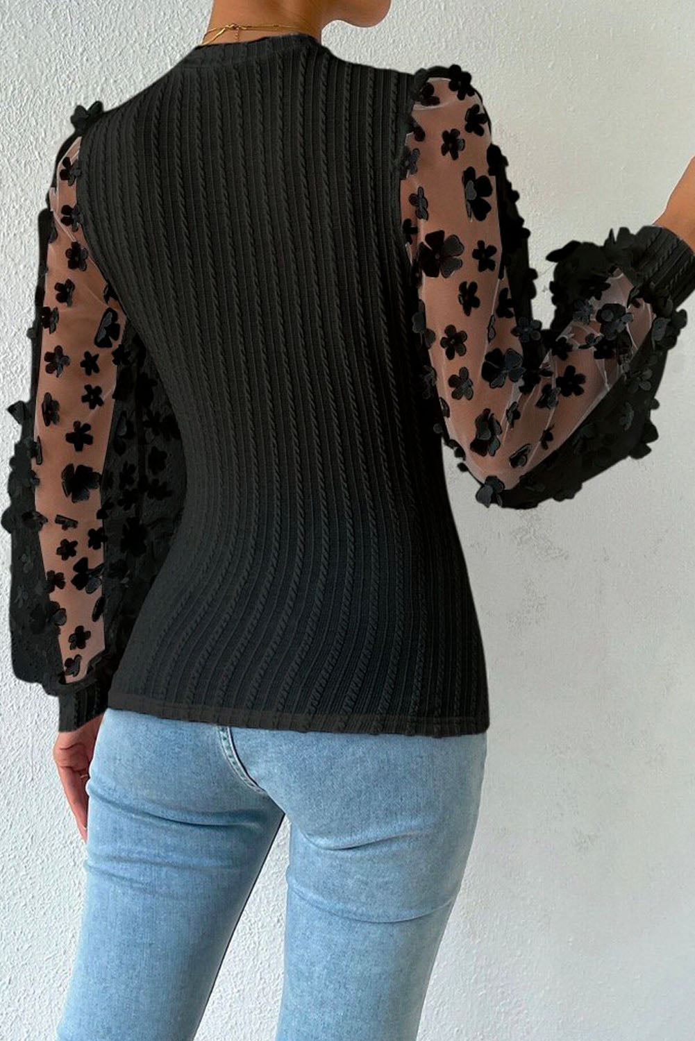 Črna pletena bluza z mrežastimi rokavi in ​​cvetličnimi našitki