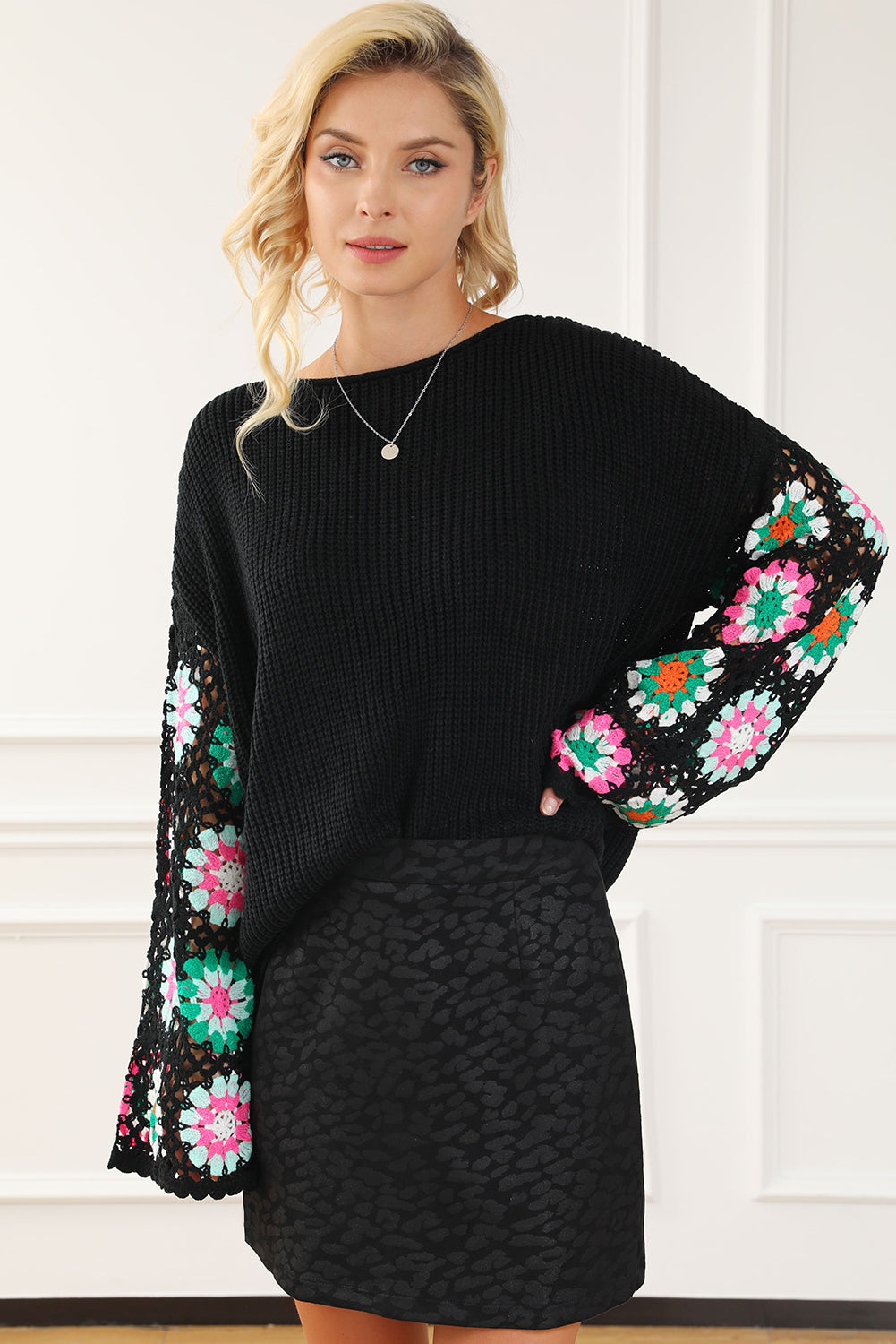 Crni cvjetni heklani široki pulover s zvonastim rukavima