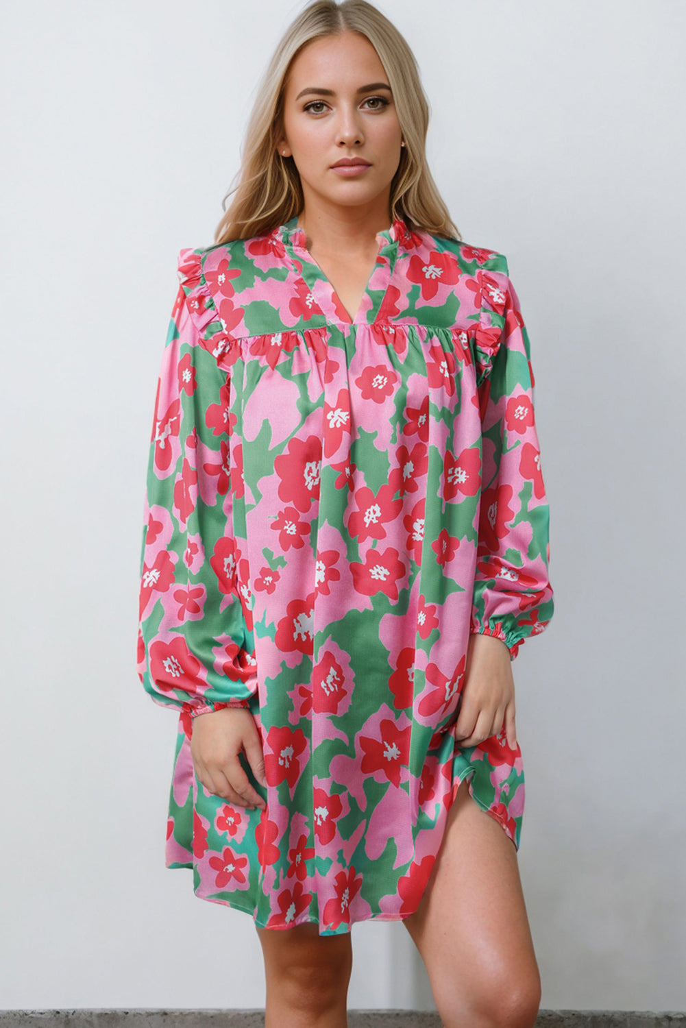 Rožnata ohlapna obleka s cvetličnim motivom z razcepljenim V izrezom in mehurčki