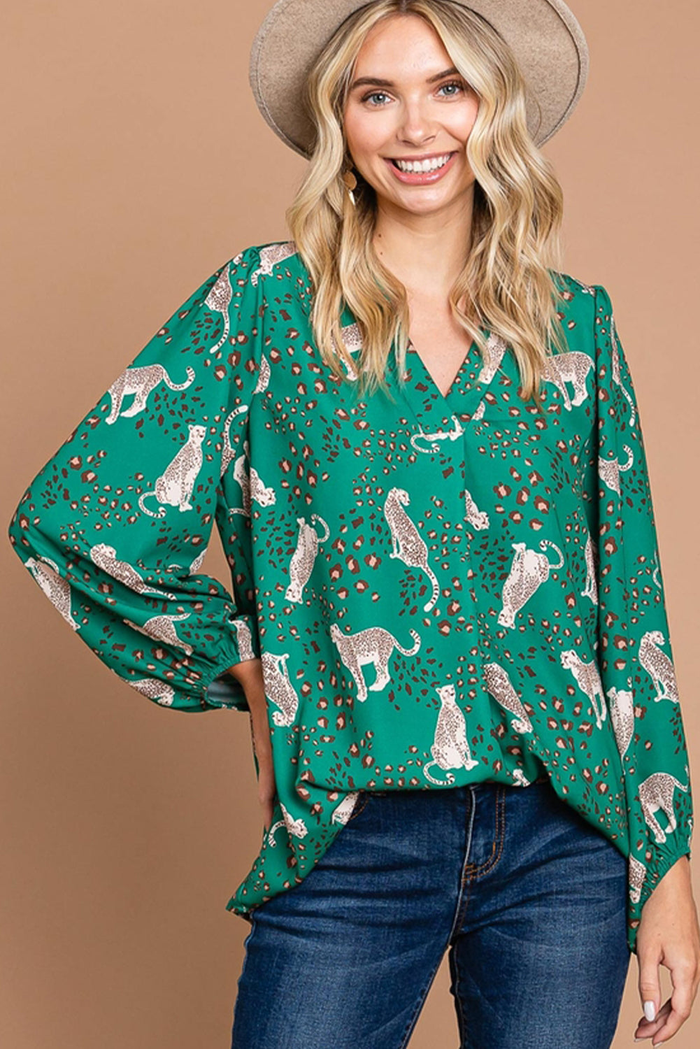 Grüne, fließende Bluse mit Gepardenmuster und V-Ausschnitt