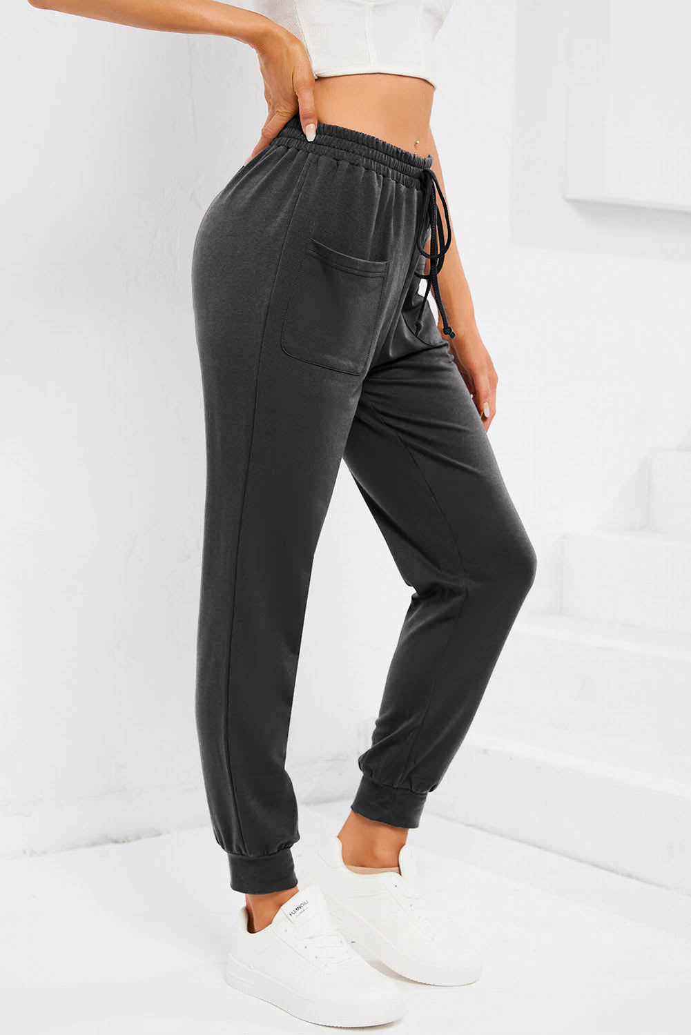 Pantalon de jogging noir avec cordon de serrage à la taille et poches plaquées sur le devant