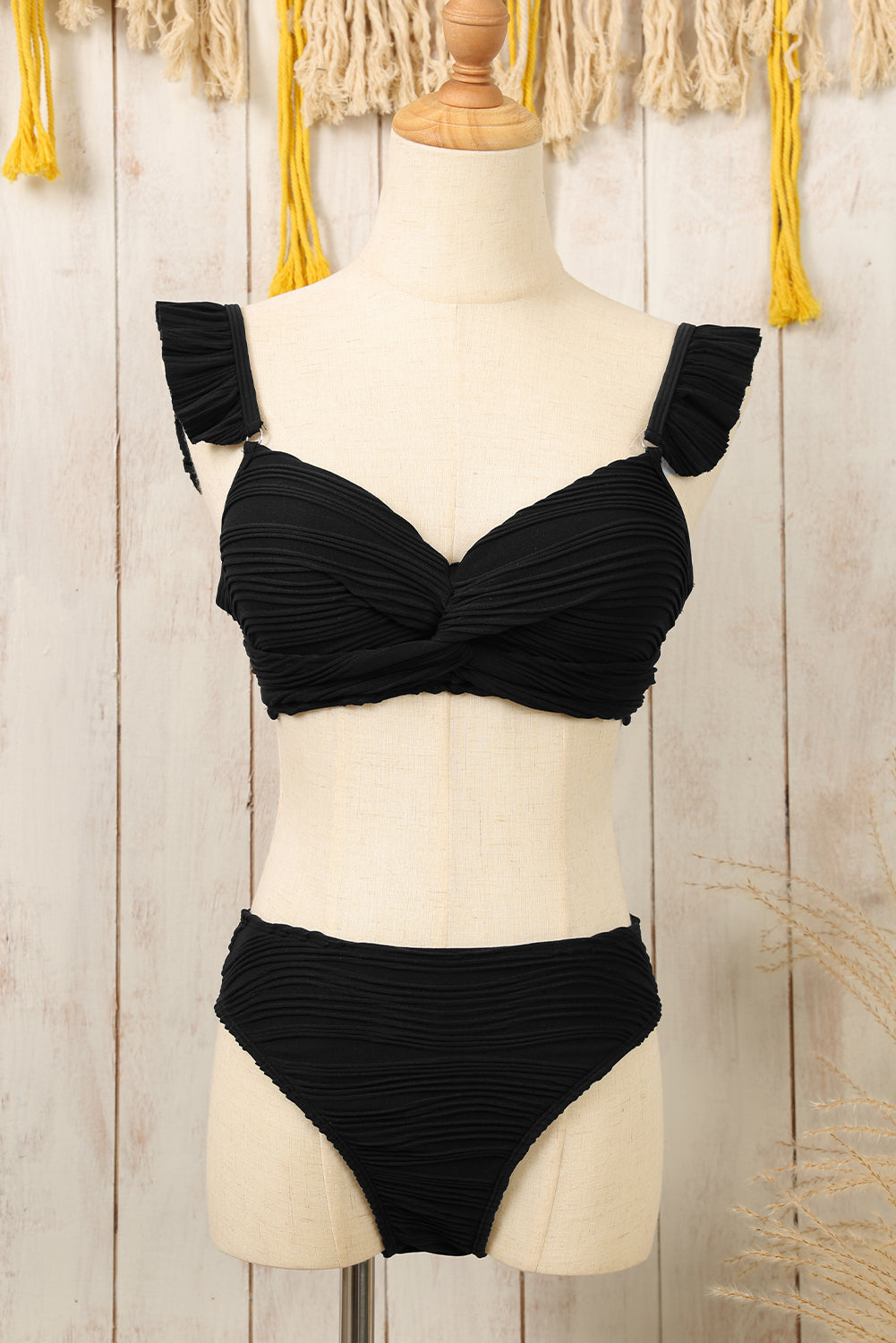Crni kupaći kostim s valovitom teksturom i uvijenim naramenicama
